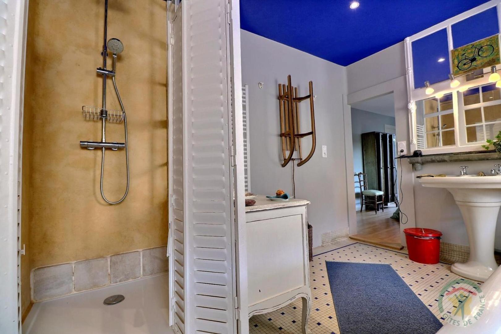 Bed and Breakfast La Goutte D'Or Комбур Экстерьер фото